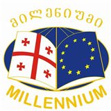 სკოლა მილენიუმის ემბლემა: საქართველოსა და ევროკავშირის დროშები გადაშლილ წიგნზე